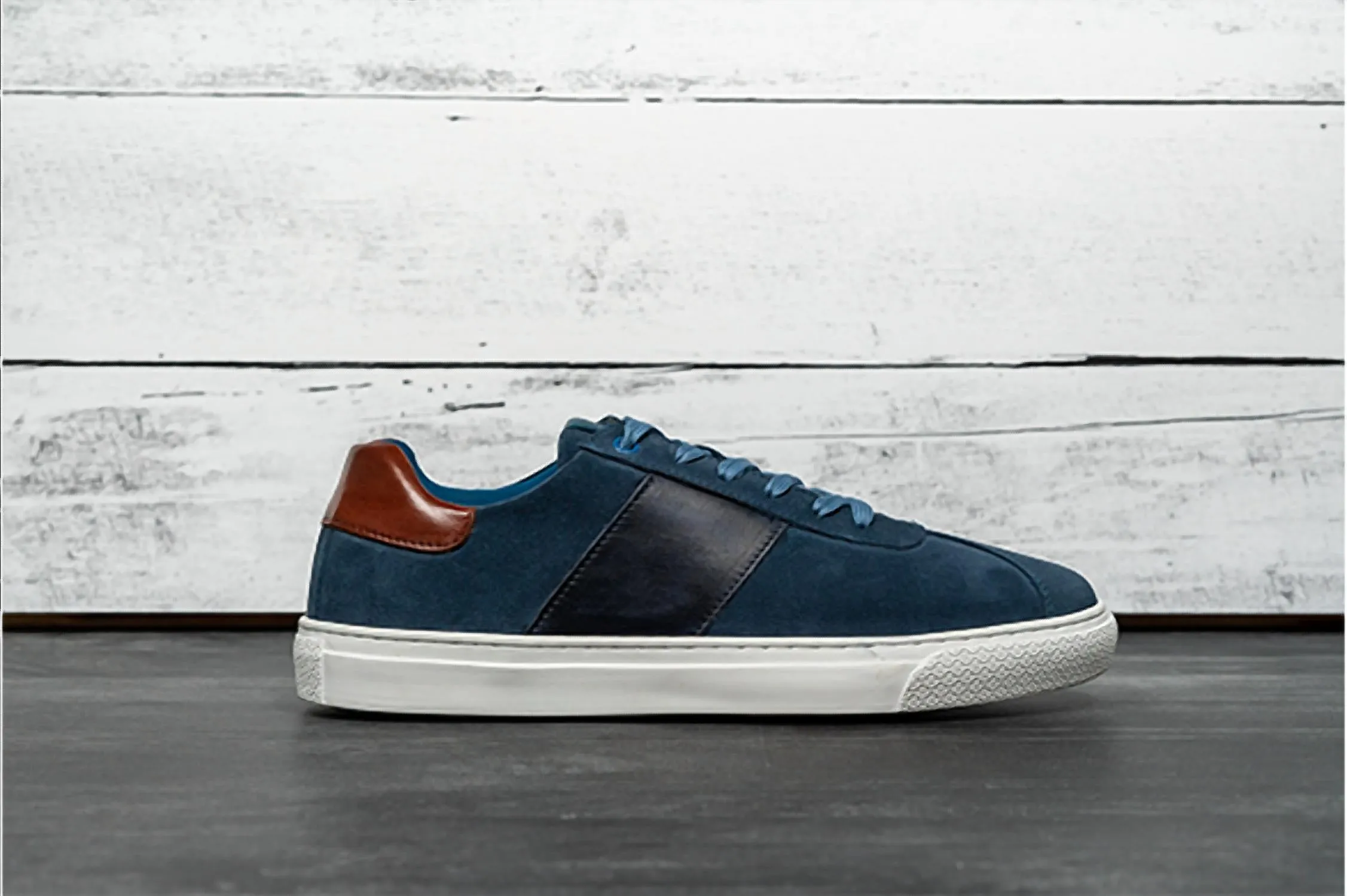 Men's The Jolt Sneaker In Navy/brown