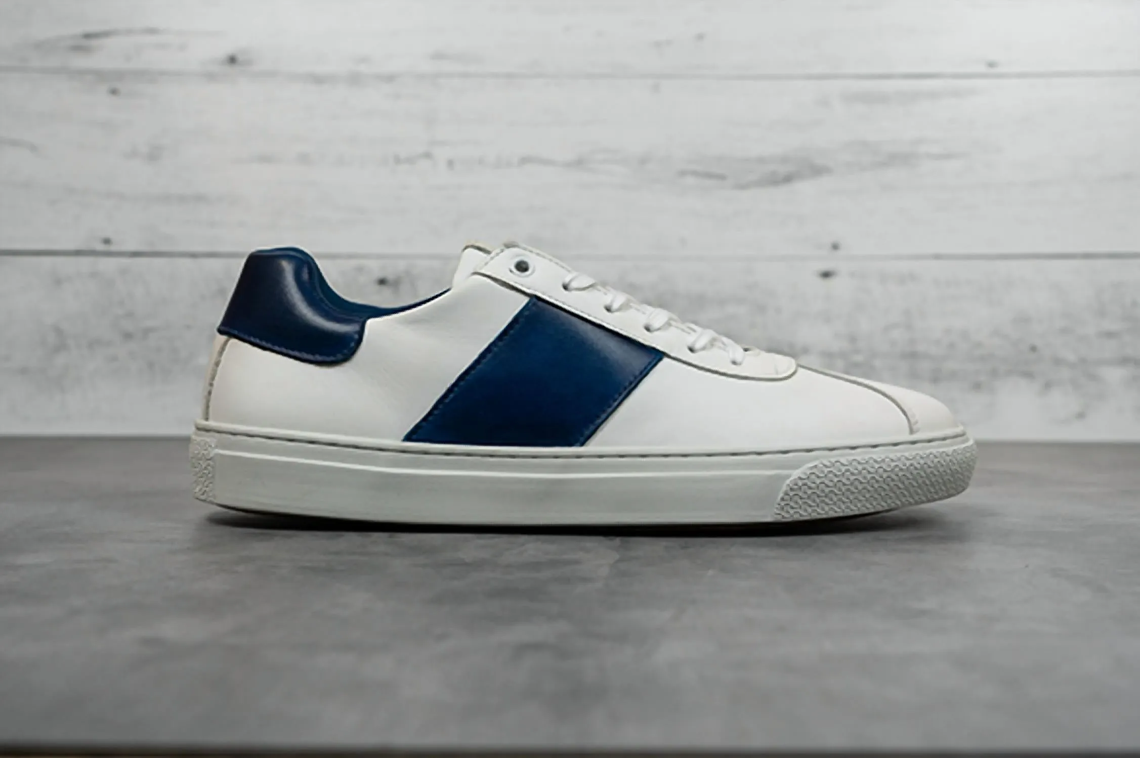 Men's The Jolt Sneaker In White/royal